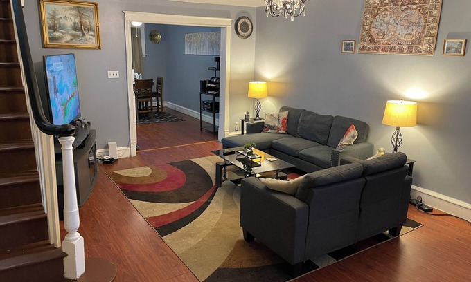 Upper Darby House | Cozy Event House - Bdays, Showers - Gather - Party- 4BR Home - Max 16 Guests