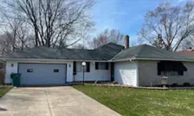 Richmond Heights House | Cozy Family and Pet-Friendly home in Richmond Hts. 15 Minutes from Downtown.