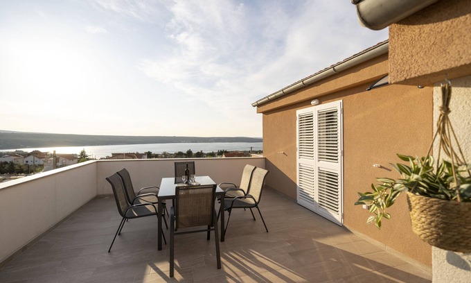 Gornji Karin Apartment | Cozy family apartment with great sea view!