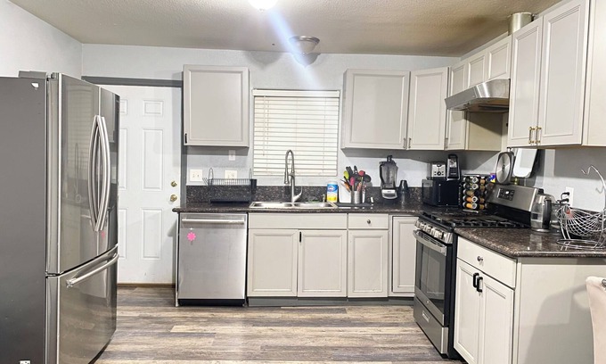 Modesto House | Cozy-Family Friendly-Hidden Gem in Modesto-Newly Built, 3 Bed, 2 Bath, 5 Beds