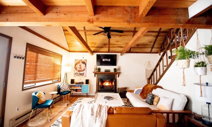 Hamlin Cabin | Cozy family-friendly cabin near lake with indoor fireplace
