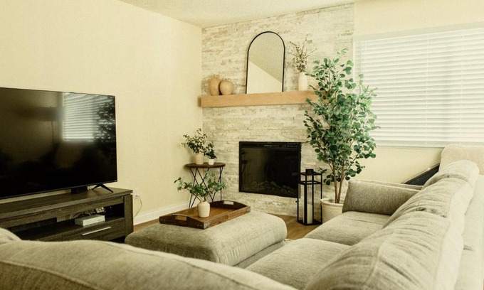 Placentia House | Cozy Family Home - 20 Mins from Disneyland