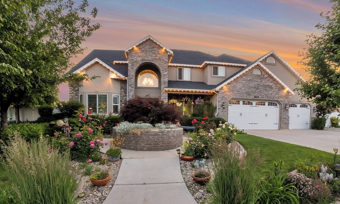 Highland House | Cozy Family House in Highland!