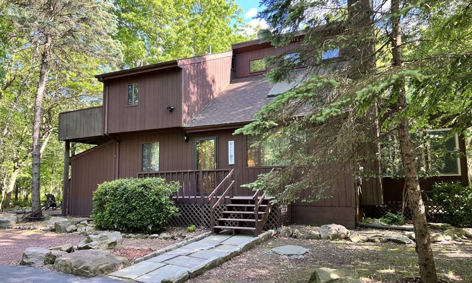 Long Pond House | COZY FAMILY HOUSE WITH BIG HOT TUB/DECK/FIRE PIT- 5 MINUTES FROM LAKES!