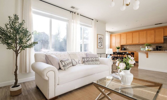 Folsom House | Cozy Family Retreat in Gated Community