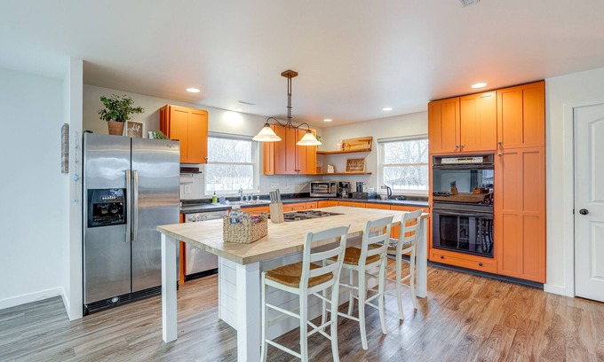 Paw Paw Lake Cottage | Cozy Family Retreat w/Fireplace, Near Wineries!