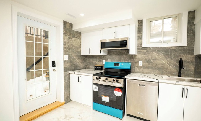 Richmond Hill House | Cozy family room in middle of Richmond Hill.