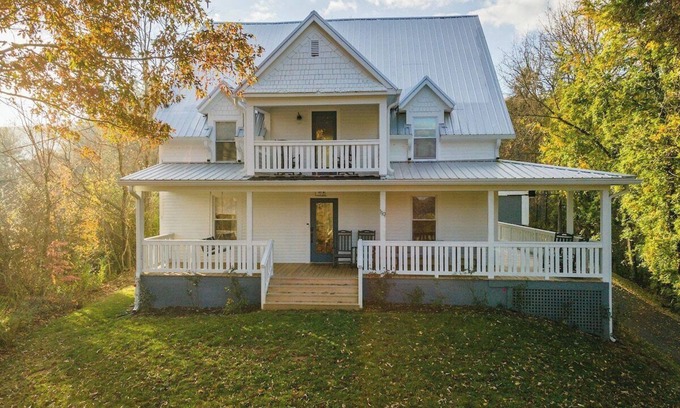 Weaverville House | Cozy Farmhouse - 10 min to AVL!