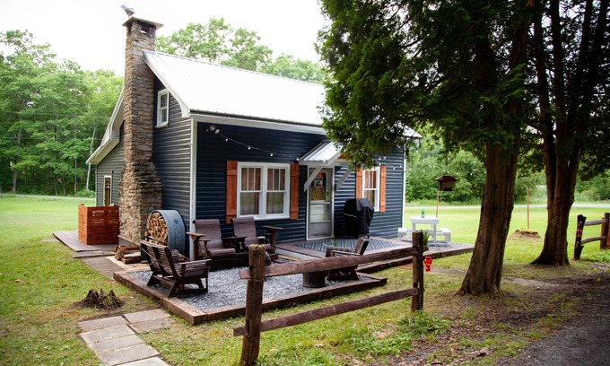 Brockway Cabin | Cozy Farmhouse Cabin