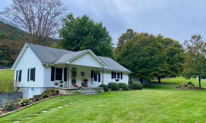 Zionville Other | Cozy Farmhouse 🤍 Children's playhouse 🤍 Firepit and Stream you can fish in