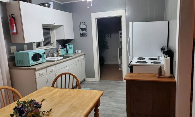 Twin Falls House | Cozy Farmhouse in Town