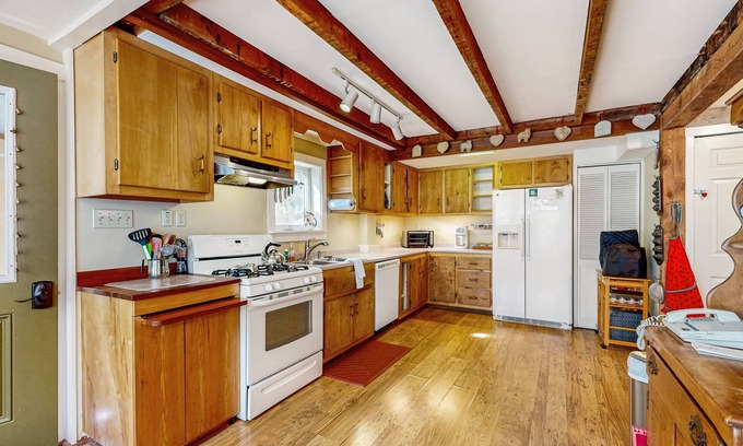 Chester House | Cozy farmhouse w/TV, wifi, w/d, dvd player, kitchen, board games
