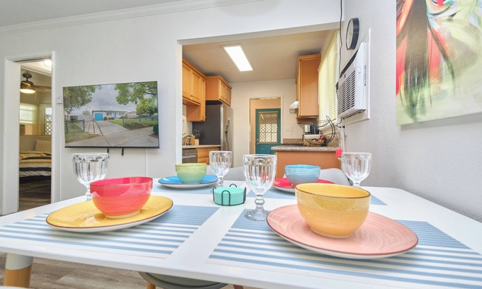 Montclair House | Cozy Folksy Home Close to Grocery Stores and Restaurants