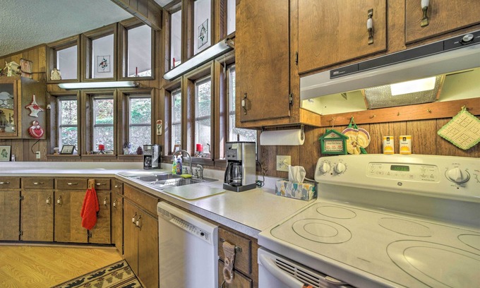 Franklin Cabin | Cozy Franklin Getaway w/Deck, Mountain Views