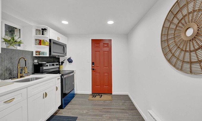 West Side Apartment | Cozy Garden 1Bed Apt, Lincoln Park