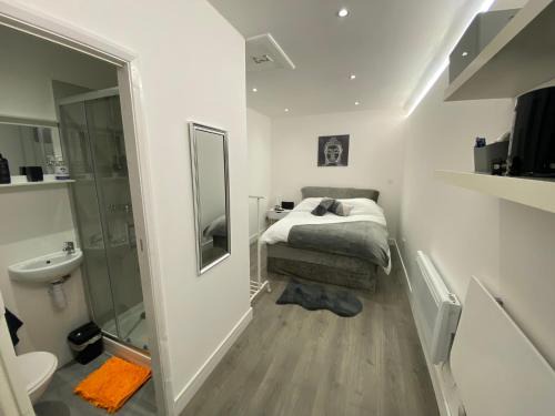 Hillingdon East Apartment | Cozy garden room in Uxbridge