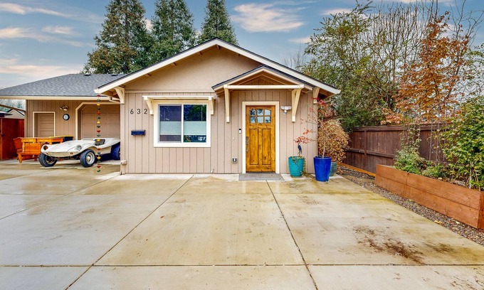 Central Point Cottage | Cozy Gated Cottage near Local Adventures - Full Kitchen, WiFi & Washer/Dryer