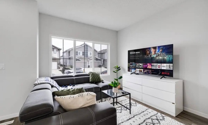 Southeast Edmonton House | *Cozy Getaway* 4 Beds| Close to Airportnn