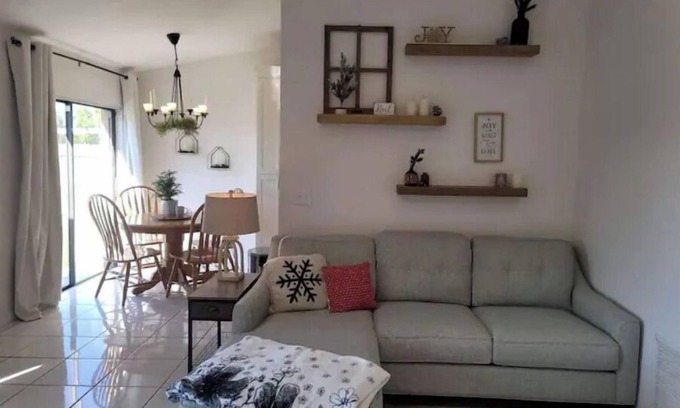 Royal Palm Beach House | Cozy Getaway 5 Min Walk to Parks