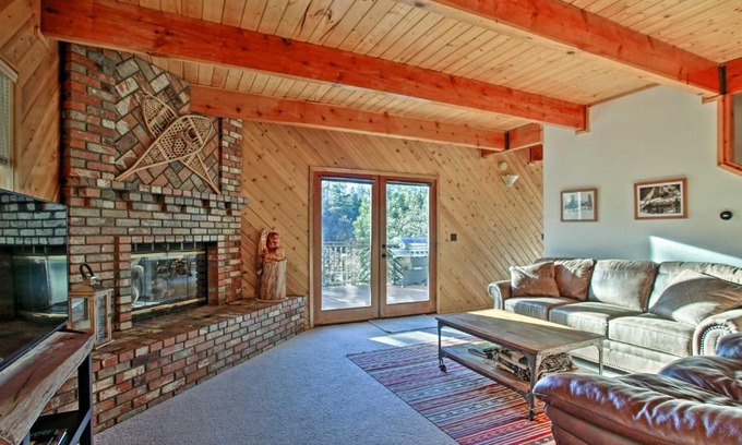 Upper Moonridge House | Cozy Getaway Cabin Deck and Hot Tub with Views!