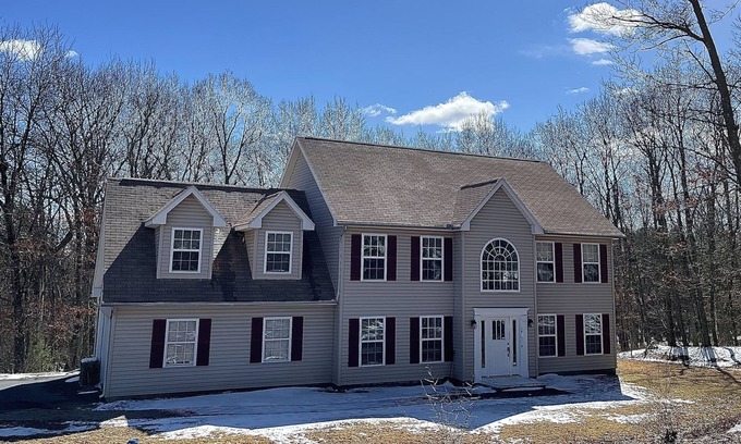 Stroudsburg House | Cozy getaway in the Poconos — 5minutes away from all your favorite attractions !