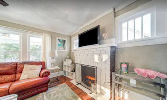 Akron House | Cozy getaway near lake