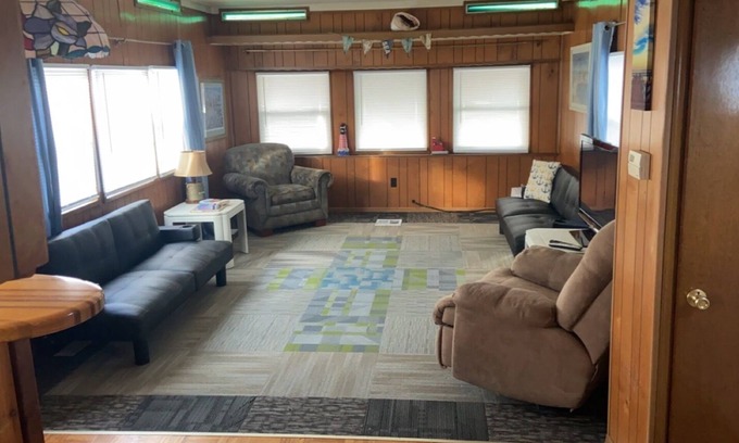 Port Clinton House | Cozy Getaway Sleeper