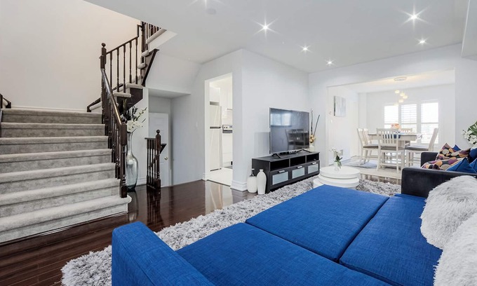 Ajax House | Cozy Getaway: Unwind & Recharge in Ajax - 5 minutes from the lakefront!