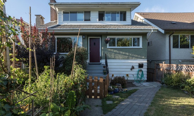 Renfrew-Collingwood House | Cozy Ground Level Suite With semi Private Entrance