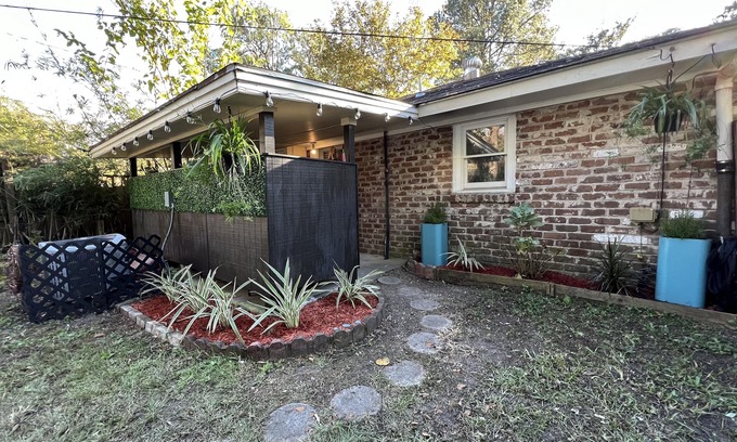 Abercorn Heights - Lamara Heights House | Cozy guest house (pet friendly studio)