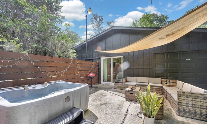 Palm Coast Cottage | Cozy Guest House w Hot Tub, Firepit & Private