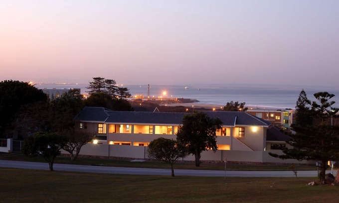 Humewood Bed & Breakfast | Cozy guest room with double bed, sofa bed and kitchen, near Port Elizabeth