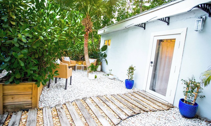 Little Haiti Cottage | Cozy Guesthouse w/Free Parking less than 15mins from the beach!