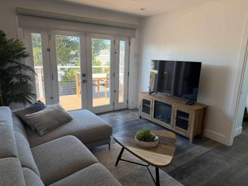 Parkside House | Cozy Guesthouse with Modern Appliances & Private Patio