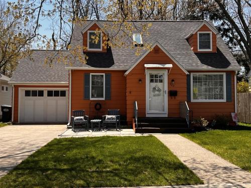 South Haven House | Cozy Haven- Cape Cod style cottage- close to beach