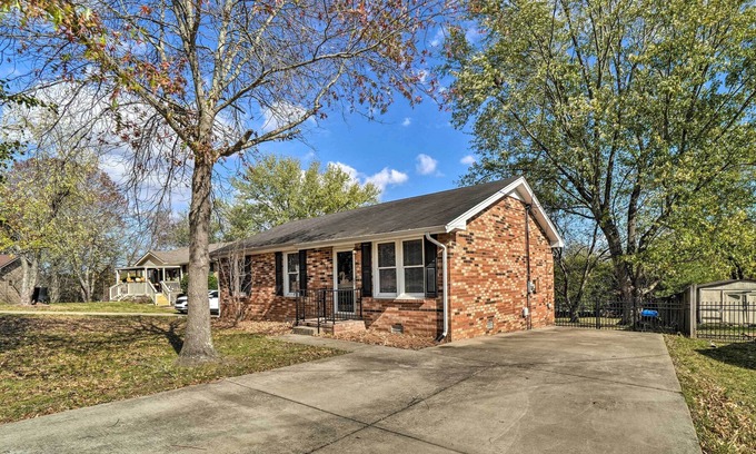 Hendersonville House | Cozy Hendersonville Home w/ Yard - Near Lake!