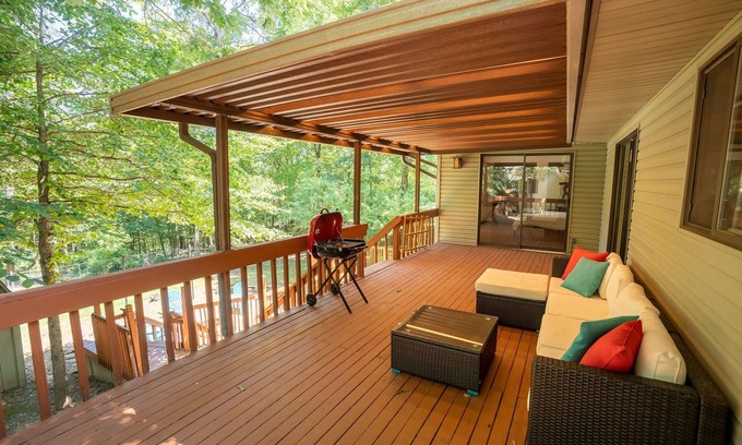 Fairfield Bay House | Cozy* Hideaway at Fairfield Bay- enjoy this cozy home with great outdoor space