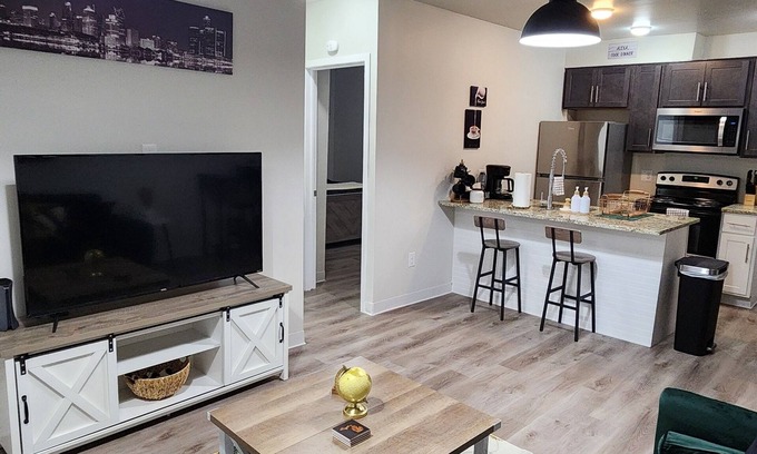 New Center Detroit Apartment | Cozy Historic 1 Bedroom Apt* Balcony*Free Parking*Free Coffee & Snacks