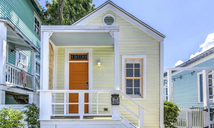 San Jacinto House | Cozy Historic Beach Cottage I