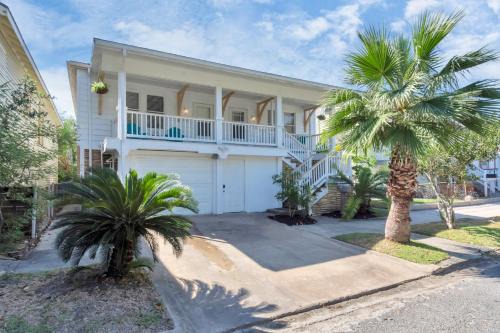 San Jacinto House | Cozy Historic Galveston House-8 min walk to beach!
