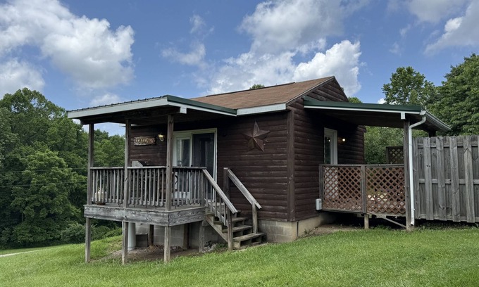 Nelsonville Cabin | Cozy Hocking Hills Couples Cabin | Private Hot Tub