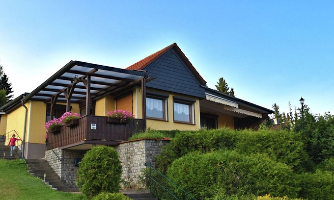 Guentersberge House | Cozy Holiday Home in Güntersberge with Lake View