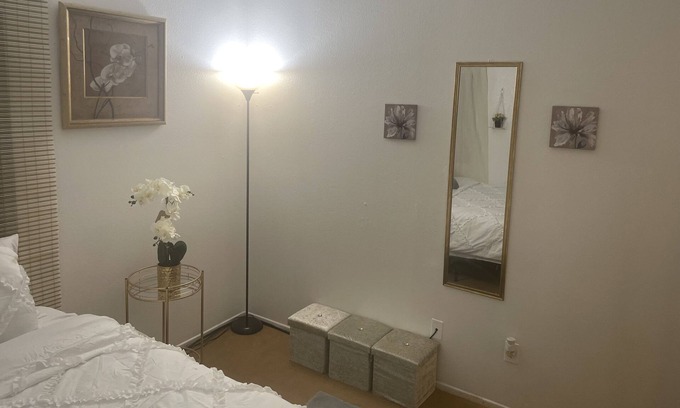 Victorville House | Cozy home! 1 hr from L.A & 2hr from Las Vegas! Lots of Shopping 5 minutes away!