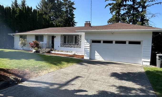 Puyallup House | Cozy Home 4BR 2.5Bath- Walking Distance to State Fair