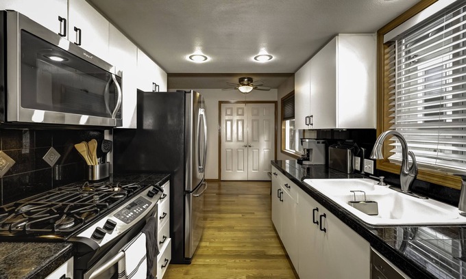 Richmond House | Cozy home close to Hawthorne-Division Districts