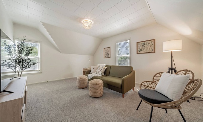 Appleton House | Cozy Home Fenced Yard Fully Furnished in Quite Neighborhood