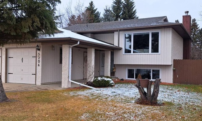 Lloydminster House | Cozy Home for Vacation, Work Stays or Family gatherings . 5 Bedrooms 3 Bathrooms