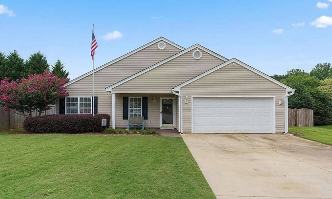 Taylors House | Cozy home in a peaceful neighborhood15 minutes to downtown Greenville and Greer.