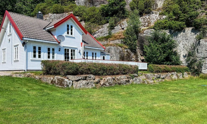 Lyngdal House | Cozy home in Lyngdal with kitchen