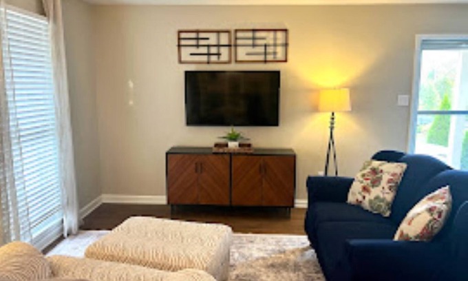 Lexington House | Cozy Home in the Hartland Area!